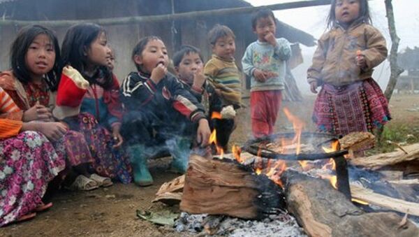 Trẻ em nghèo đốt lửa sưởi ấm tại Mộc Châu - Sputnik Việt Nam