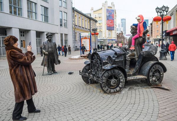 Người dân thành phố bên công trình điêu khắc “Chủ nhà băng và Anh lái ô tô” - Sputnik Việt Nam