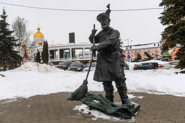 Bức tượng Người quét sân trong công viên mang tên Pushkin ở Saransk - Sputnik Việt Nam