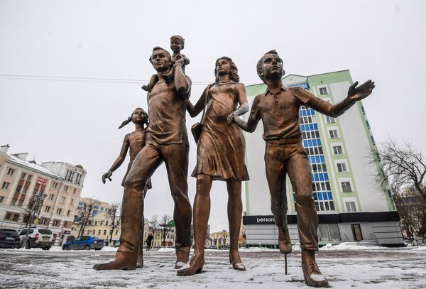 Bức tượng Gia đình ở Saransk - Sputnik Việt Nam