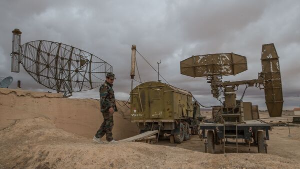 Quân nhân Syria kiểm tra hệ thống phòng không ở căn cứ không quân tại Homs - Sputnik Việt Nam