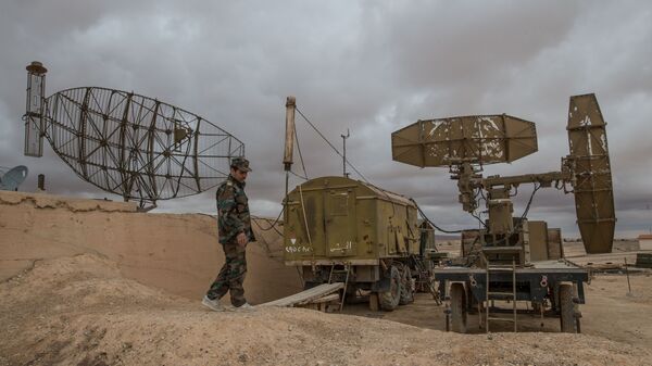 Quân nhân Syria kiểm tra hệ thống phòng không ở căn cứ không quân tại Homs - Sputnik Việt Nam