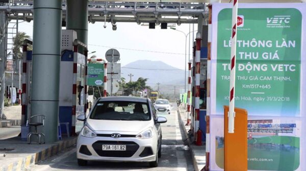 Xe sử dụng làn thu phí tự động không dừng tại Trạm thu giá Cam Thịnh - Sputnik Việt Nam