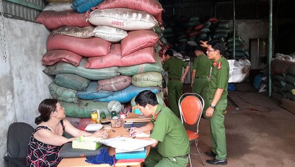 Cơ sở sản xuất cà phê bẩn của bà Nguyễn Thị Thanh Loan bị lực lượng chức năng bắt quả tang. - Sputnik Việt Nam