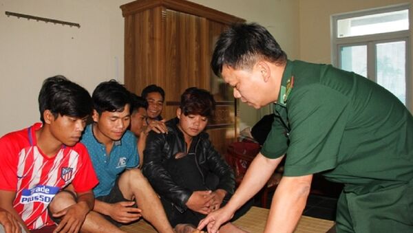 Thiếu tá Bùi Đình Lợi - Trưởng Ban điều tra Phòng chống ma túy và tội phạm BĐBP tỉnh Quảng Trị thăm hỏi các nạn nhân. - Sputnik Việt Nam