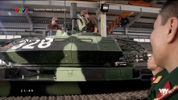 Tháp pháo với lớp giáp phụ bổ sung mang đậm phong cách Israel của xe tăng T-54/55 nâng cấp. - Sputnik Việt Nam