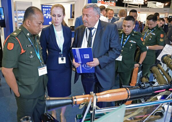 Những người tham gia triển lãm vũ khí tại gian hàng với máy phóng lựu Nga. Cận cảnh là RPG-7V1 được hiện đại hóa. - Sputnik Việt Nam
