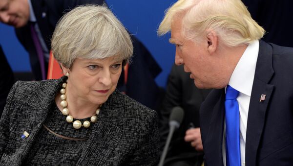 Tổng thống Mỹ Donald Trump, phải, trò chuyện với Thủ tướng Anh Theresa May trong tiệc tối chiêu đãi tại Hội nghị thượng đỉnh NATO Brussels. - Sputnik Việt Nam