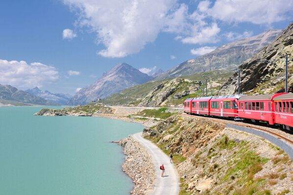 Xe lửa đi qua Hồ Lago Bianco tại đèo Bernina ở Alps Ý - Sputnik Việt Nam