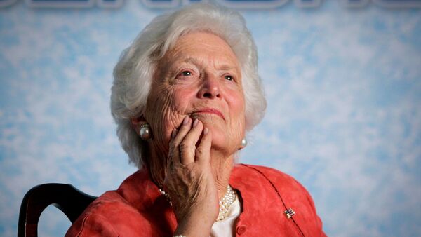 In this file photo from Friday, March 18, 2005, former first lady Barbara Bush listens to her son, President George W. Bush, as he speaks on Social Security reform in Orlando, Fla. - Sputnik Việt Nam