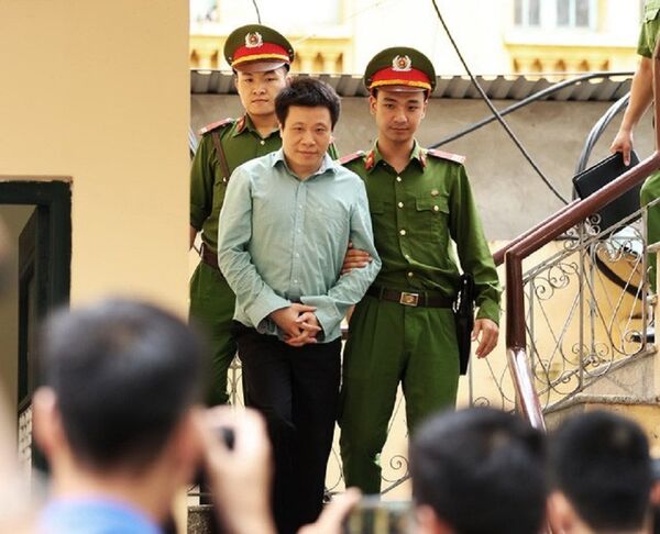 Đại gia Hà Văn Thắm được dẫn giải về trại giam sau khi nghe tuyên án tại phiên xử sơ thẩm Đại gia Hà Văn Thắm được dẫn giải về trại giam sau khi nghe tuyên án tại phiên xử sơ thẩm - Sputnik Việt Nam