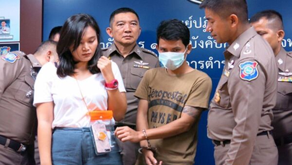 Nghi phạm Phung Vinh Loi, người Việt Nam, tại đồn cảnh sát Bangkok hôm 17/4. - Sputnik Việt Nam