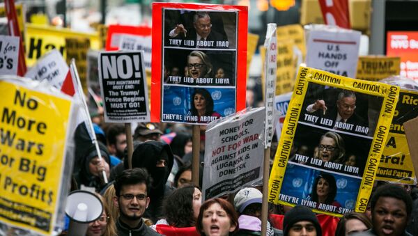 Những người tham gia cuộc biểu tình chống lại các cuộc tấn công vào Syria ở New York - Sputnik Việt Nam