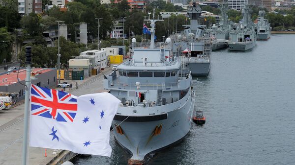 Ảnh tàu hải quân Australia được chụp từ boong tàu HMAS Adelaide trong chuyến thăm của Bộ trưởng Quốc phòng Pháp Jean-Yves Le Drian đến Úc, gặp gỡ Bộ trưởng Quốc phòng Australia Marise Payne tại Sydney, ngày 19 tháng 12 năm 2016. - Sputnik Việt Nam