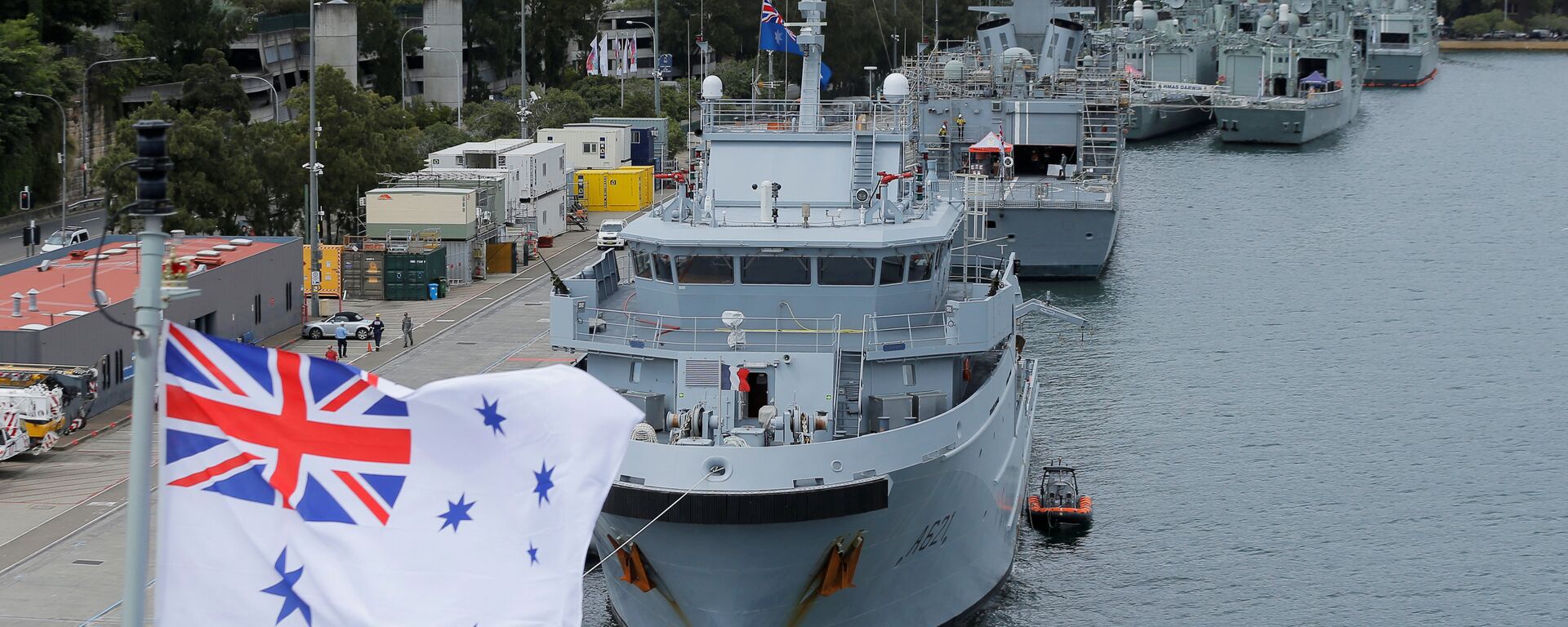 Australian Naval vessels are pictured from the deck of HMAS Adelaide during a visit by French Defence Minister Jean-Yves Le Drian and Australian Defence Minister Marise Payne in Sydney, December 19, 2016. - Sputnik Việt Nam, 1920, 19.04.2018