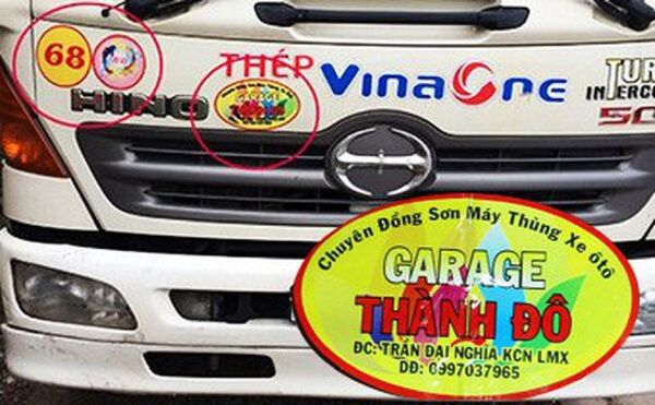 Các đối tượng in logo có số 68 và chữ Garage Thành Đô Các đối tượng in logo có số 68 và chữ Garage Thành Đô - Sputnik Việt Nam