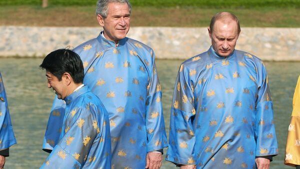 Thủ tướng Nhật Shinzo Abe, Tổng thống Mỹ George W. Bush và Tổng thống Nga Vladimir Putin tại Hội nghị thượng đỉnh APEC năm 2006 - Sputnik Việt Nam