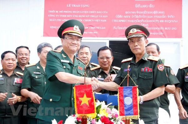 Đại tá Lê Việt, Giám đốc Công ty Tecapro, Bộ Quốc phòng Việt Nam (trái) và Kilakon Bounnaphon, Tổng Cục trưởng, Tổng Cục kỹ thuật Quân đội nhân dân Lào (phải) trao Biên bản Bàn giao Trung tâm mô phỏng huấn luyện chiến đấu tại buổi lễ. Đại tá Lê Việt, Giám đốc Công ty Tecapro, Bộ Quốc phòng Việt Nam (trái) và Kilakon Bounnaphon, Tổng Cục trưởng, Tổng Cục kỹ thuật Quân đội nhân dân Lào (phải) trao Biên bản Bàn giao Trung tâm mô phỏng huấn luyện chiến đấu tại buổi lễ. - Sputnik Việt Nam