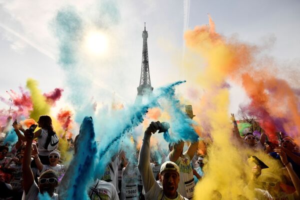 Những người tham gia đường chạy Sắc màu (Color Run 2018) đối diện tháp Eiffel ở Paris - Sputnik Việt Nam