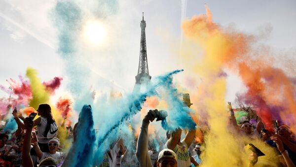 Những người tham gia đường chạy Sắc màu (Color Run 2018) đối diện tháp Eiffel ở Paris - Sputnik Việt Nam