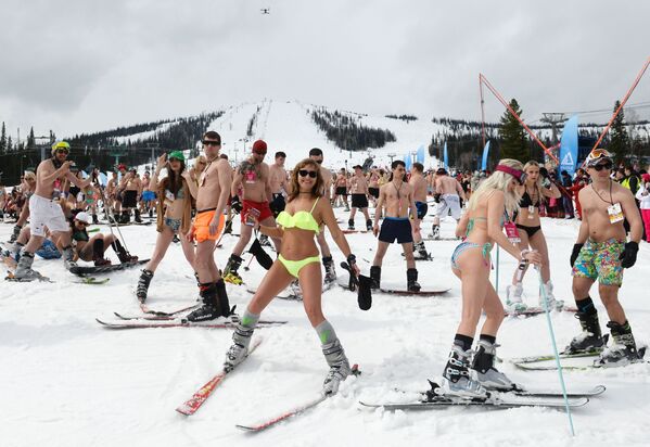Đám đông các cô gái tham gia trượt tuyết đổ dốc trong trang phục bikini nóng bỏng tại Lễ hội Grelka fest ở Sheregesh - Sputnik Việt Nam