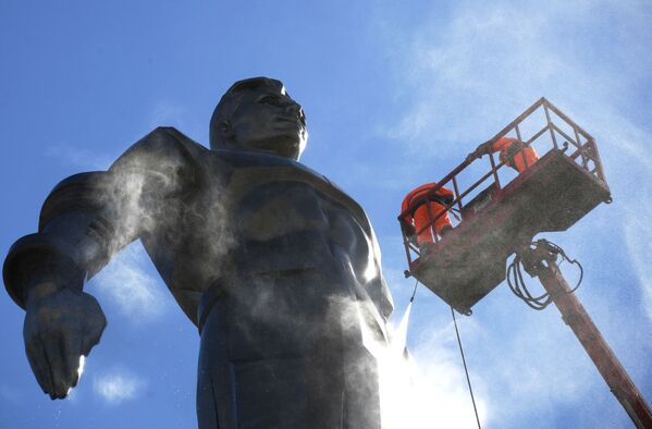 Lau rửa tượng đài nhà du hành vũ trụ Yuri Gagarin ở Moskva - Sputnik Việt Nam