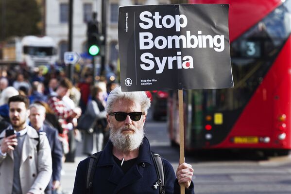 Ở London, một người đàn ông cầm biểu ngữ kêu gọi ngừng ném bom Syria, hoạt động biểu tình phản đối các cuộc tấn công nhằm vào Syria - Sputnik Việt Nam