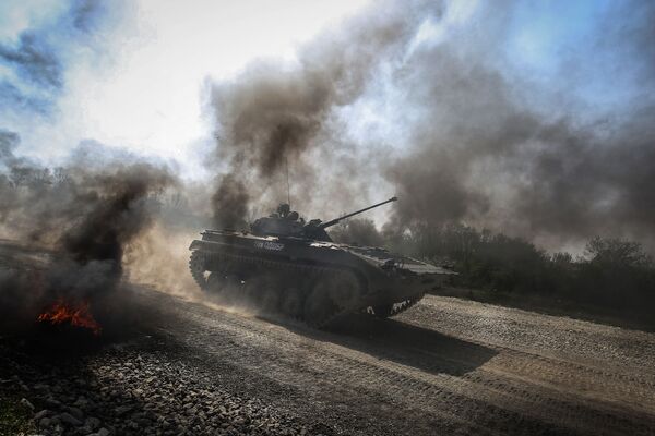 BMP 2 vượt chướng ngại vật trong cuộc đua quân sự Trung đội đổ bộ tại vùng Krasnodar - Sputnik Việt Nam