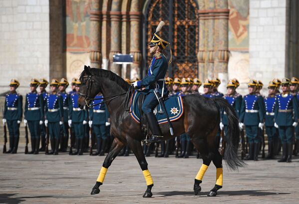 Nghi thức đổi gác của Vệ binh và Kỵ binh Trung đoàn bảo vệ Tổng thống Nga Putin trên Quảng trường Nhà thờ của Điện Kremlin - Sputnik Việt Nam