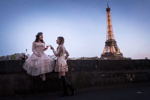 Hai lữ khách uống rượu trong khung cảnh thơ mộng bên Tháp Eiffel ở Paris - Sputnik Việt Nam