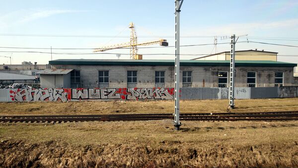 Những hình graffiti dọc tuyến đường sắt tới Peterburg - Sputnik Việt Nam