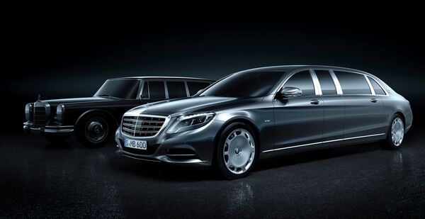 Siêu xe Mercedes-Maybach Pullman trước một chiếc Mercedes-Benz 600 Pullman. Siêu xe Mercedes-Maybach Pullman trước một chiếc Mercedes-Benz 600 Pullman. - Sputnik Việt Nam