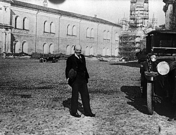 Vladimir Lenin đi bộ trong sân điện Kremlin trong thời gian hồi phục sau khi bị thương, năm 1918. - Sputnik Việt Nam