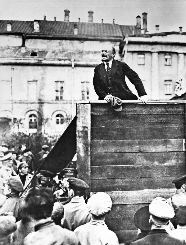 Vladimir Lenin diễn thuyết trên quảng trường Sverdlov ở Mátxcơva trong buổi diễu binh quân đội, hướng về tiền tuyến Balan. Năm 1920. - Sputnik Việt Nam