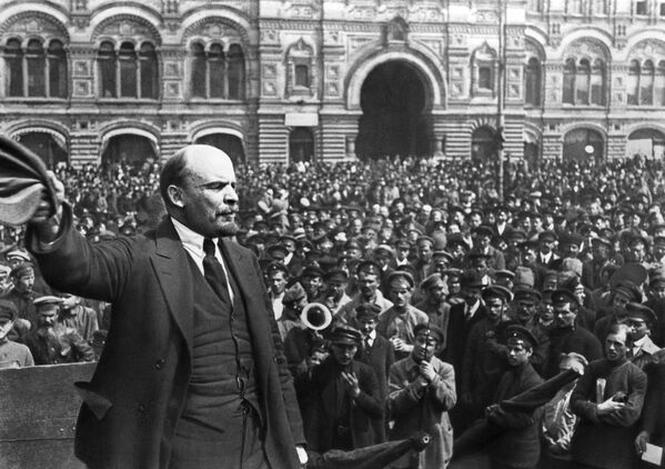 Vladimir Lenin diễn thuyết ở Lễ kỷ niệm lần thứ 2 quân chủng Vsevobuch (Đào tạo quân sự bắt buộc toàn quân) trên quảng trường Đỏ ở Mát-xcơ-va ngày 12.05.1919. - Sputnik Việt Nam