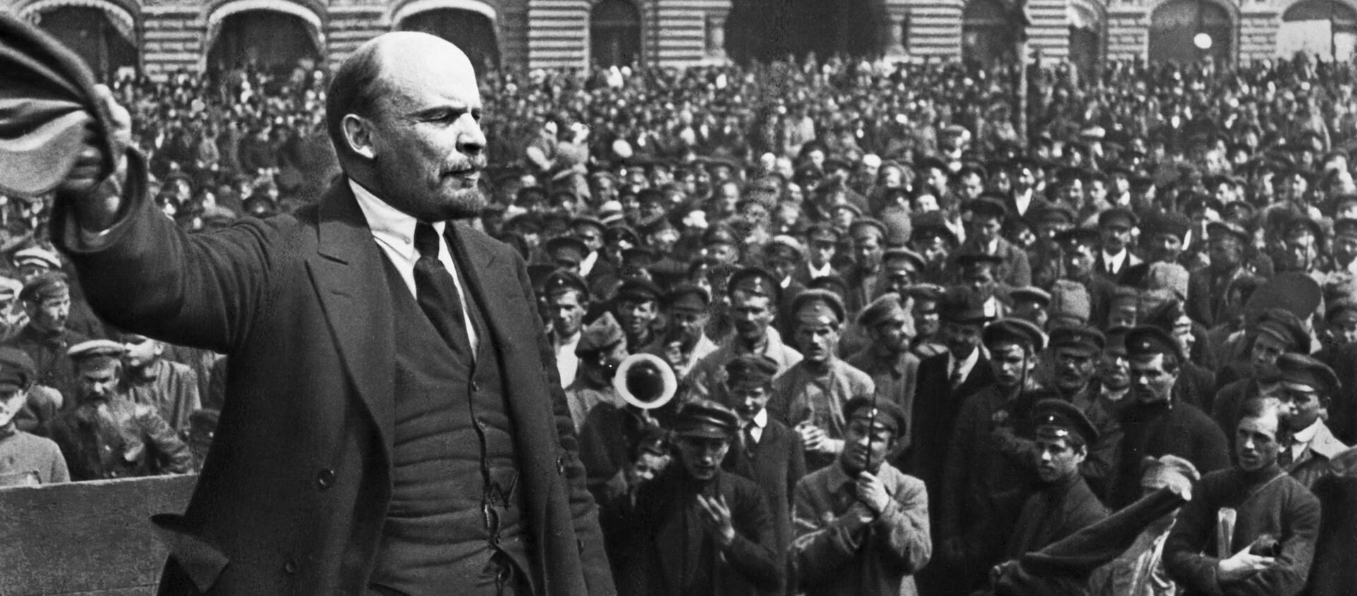 Vladimir Lenin diễn thuyết ở Lễ kỷ niệm lần thứ 2 quân chủng Vsevobuch (Đào tạo quân sự bắt buộc toàn quân) trên quảng trường Đỏ ở Mát-xcơ-va ngày 12.05.1919. - Sputnik Việt Nam, 1920, 26.01.2021