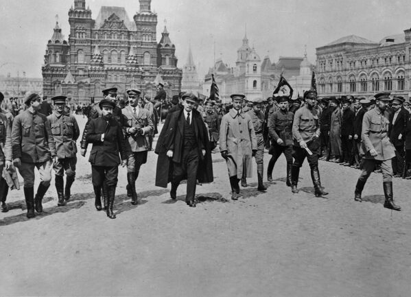 Vladimir Lenin với nhóm chỉ huy duyệt đội Vsevobuch trên quảng trường Đỏ, Mátxcơva, năm 1919. - Sputnik Việt Nam