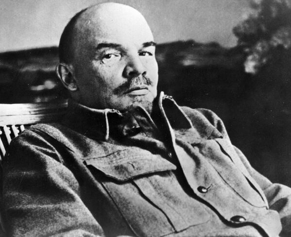 Vladimir Lenin tại phòng làm việc ở Horki, năm 1922. - Sputnik Việt Nam