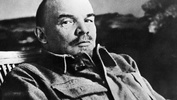 Vladimir Lenin tại phòng làm việc ở Horki, năm 1922. - Sputnik Việt Nam