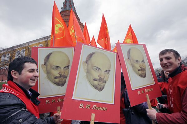 Những người tham gia diễu hành trên Quảng trường Đỏ trong buổi lễ đặt hoa và vòng hoa tưởng niệm vào lăng V.I. Lenin nhân kỷ niệm 140 năm ngày sinh của Nhà lãnh đạo giai cấp vô sản - Sputnik Việt Nam