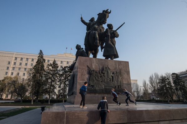 Đài tưởng niệm những người giải phóng thành phố tại quảng trường Xô viết ở Rostov-na-Donu - Sputnik Việt Nam