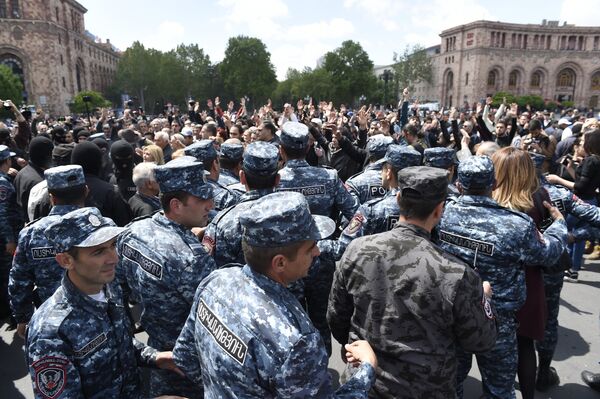 biểu tình chống việc bầu ông Serzh Sargsyan làm thủ tướng biểu tình chống việc bầu ông Serzh Sargsyan làm thủ tướng - Sputnik Việt Nam