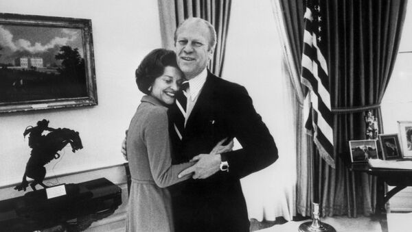 File picture showing late US Presidents Gerald Ford hugging his wife Betty at the White House, in Washington, 30 December 1974 - Sputnik Việt Nam