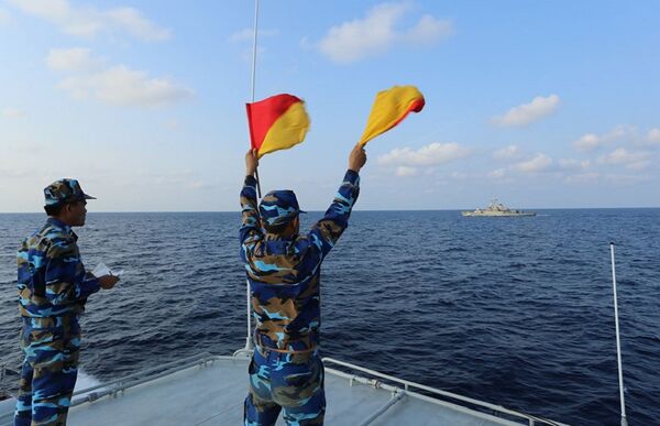 Thủy thủ tàu 265 Hải quân Việt Nam đánh tín hiệu bằng cờ tay thực hiện thủ tục chào (Hello ASEAN) và trao đổi thông tin với biên đội tàu Hải quân Thái Lan Thủy thủ tàu 265 Hải quân Việt Nam đánh tín hiệu bằng cờ tay thực hiện thủ tục chào (Hello ASEAN) và trao đổi thông tin với biên đội tàu Hải quân Thái Lan - Sputnik Việt Nam