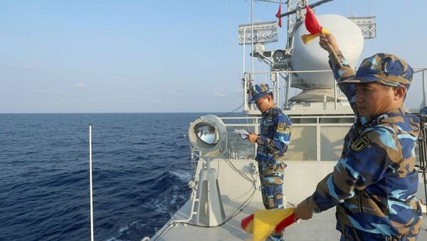 Thủy thủ tàu 265 Hải quân Việt Nam đánh tín hiệu bằng cờ tay thực hiện thủ tục chào (Hello ASEAN) và trao đổi thông tin với biên đội tàu Hải quân Thái Lan - Sputnik Việt Nam