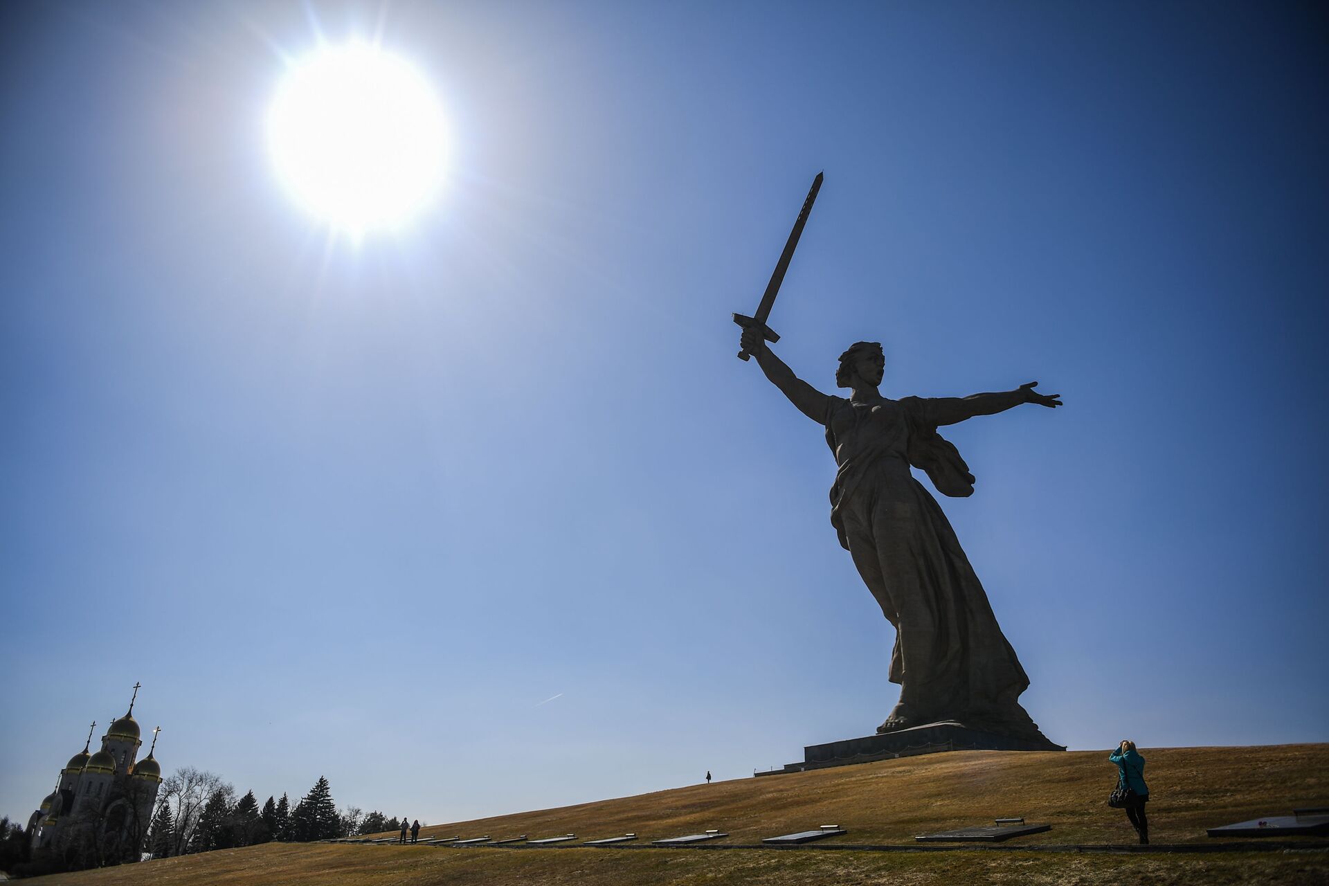 Tượng đài điêu khắc “Mẹ Tổ quốc vẫy gọi” trên địa bàn tổ hợp tưởng niệm Những người anh hùng của trận Stalingrad trên đồi Mamayev  - Sputnik Việt Nam, 1920, 29.04.2023
