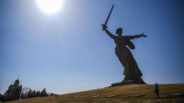 Tượng đài điêu khắc “Mẹ Tổ quốc vẫy gọi” trên địa bàn tổ hợp tưởng niệm Những người anh hùng của trận Stalingrad trên đồi Mamayev - Sputnik Việt Nam