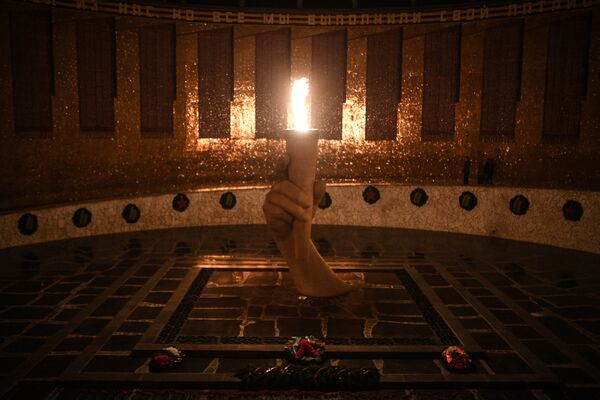 Ngọn lửa vĩnh cửu trong Khu đồi tưởng niệm Mamaev ở Volgograd - Sputnik Việt Nam