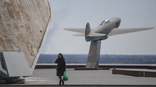 Cô gái tại Bảo tàng Trận Stalingrad ở Volgograd - Sputnik Việt Nam