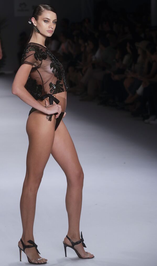 Người mẫu trình diễn bộ sưu tập Agua de Coco tại Tuần lễ thời trang ở Sao Paulo, Brazil - Sputnik Việt Nam
